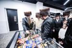 כ"ק אדמו"ר מסאטמאר שליט"א איז קובע מזוזה ביי נייע קרית יואל פלייש געשעפט, ווערט געזען די בעה"ב פונעם געשעפט ר' חיים אבערלענדער