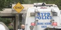 Main image for NYPD אפיציר דערשיסט צום טויט א באוואפנטע מאן מיט מעסער אין א דירה.