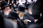  פולע גאלערי: עריכת שולחן הטהור ל"ג בעומר בחצר הקודש סאטמאר 