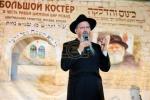פולע אידן באטייליגן זיך ביים הדלקה לג בעומר אין מאסקעווע