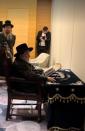 הונדעטער חסידי וויזניץ פרייען זיך יעצט מיט כ"ק אדמו"ר מוויזניץ שליט"א לרפואה שלמה צוריקקומען קיין ארץ ישראל 