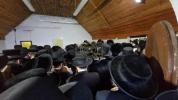 הרה"ג רבי יוסף חיים גרינוואלד שליט"א מיט א גרופע אידן זענען מתפלל על ציון קדשו פון הרה"ק רבי בונם פון פרשיסחא זי"ע