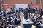 ח"ב בילדער פון ערשטמאליגע גרויסע הדלקה אין שטאט לאנדאן, מיט המשפיע הרה"צ רבי  שמעלקא בידערמאן שליט"א 