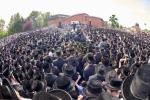 ח"ב בילדער פון ערשטמאליגע גרויסע הדלקה אין שטאט לאנדאן, מיט המשפיע הרה"צ רבי  שמעלקא בידערמאן שליט"א 