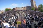 ח"ב בילדער פון ערשטמאליגע גרויסע הדלקה אין שטאט לאנדאן, מיט המשפיע הרה"צ רבי  שמעלקא בידערמאן שליט"א 