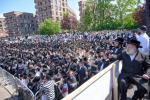 ח"ב בילדער פון ערשטמאליגע גרויסע הדלקה אין שטאט לאנדאן, מיט המשפיע הרה"צ רבי  שמעלקא בידערמאן שליט"א 