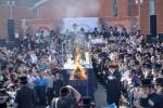 ח"ב בילדער פון ערשטמאליגע גרויסע הדלקה אין שטאט לאנדאן, מיט המשפיע הרה"צ רבי  שמעלקא בידערמאן שליט"א 