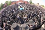 ח"ב בילדער פון ערשטמאליגע גרויסע הדלקה אין שטאט לאנדאן, מיט המשפיע הרה"צ רבי  שמעלקא בידערמאן שליט"א 
