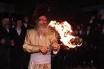  בילדער פון מעמד ההדלקה אין מירון פון הרה"צ רבי נחמן בידערמאן שליט"א 