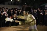  בילדער פון מעמד ההדלקה אין מירון פון הרה"צ רבי נחמן בידערמאן שליט"א 