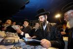 הונדערטער אידן זענען מתפלל אויפן ציון ביים יארצייט פון הייליגן צדיק רבי שלומקע זוועהילער זי"ע בראשות כ"ק אדמו"ר מזוועהיל שליט"א 