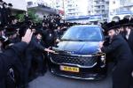 שיינע סצענע ווי כ"ק אדמו"ר מוויזניץ שליט"א איז אויפן וועג קיין בני ברק פאריגע וואך
