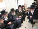 כ"ק אדמו"ר מאמשינוב שליט"א איז מנחם אבל ביים איידעם הגר"מ האלפרין שליט"א 