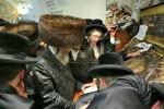 הרה"צ רבי חיים מאיר האגער שליט"א צינדט הדלקה און איז מתפלל אין מירון לרפואת אביו כ"ק אדמו"ר מוויזניץ שליט"א 