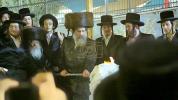 הרה"צ רבי חיים מאיר האגער שליט"א צינדט הדלקה און איז מתפלל אין מירון לרפואת אביו כ"ק אדמו"ר מוויזניץ שליט"א 