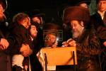 הרה"צ רבי חיים מאיר האגער שליט"א צינדט הדלקה און איז מתפלל אין מירון לרפואת אביו כ"ק אדמו"ר מוויזניץ שליט"א 