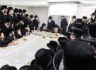 כ"ק אדמו"ר מצאנז קלויזענבורג שליט"א ביים סעודת פסח שני אין ביהמ"ד בביתו נאוה קודש 