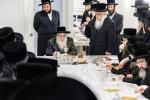 כ"ק אדמו"ר מצאנז קלויזענבורג שליט"א ביים סעודת פסח שני אין ביהמ"ד בביתו נאוה קודש 