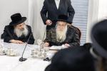 Main image for כ"ק אדמו"ר מצאנז קלויזענבורג שליט"א ביים סעודת פסח שני אין ביהמ"ד בביתו נאוה קודש 