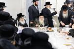 כ"ק אדמו"ר מצאנז קלויזענבורג שליט"א ביים סעודת פסח שני אין ביהמ"ד בביתו נאוה קודש 
