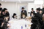 כ"ק אדמו"ר מצאנז קלויזענבורג שליט"א ביים סעודת פסח שני אין ביהמ"ד בביתו נאוה קודש 