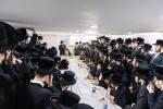 כ"ק אדמו"ר מצאנז קלויזענבורג שליט"א ביים סעודת פסח שני אין ביהמ"ד בביתו נאוה קודש 