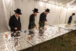 טויזנטער אידן ביים ציון הק' פון הרה"ק מבאבוב זצ"ל ליל ל"ג בעומר תשפ"ה