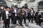 טויזנטער אידן ביים ציון הק' פון הרה"ק מבאבוב זצ"ל ליל ל"ג בעומר תשפ"ה