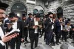 טויזנטער אידן ביים ציון הק' פון הרה"ק מבאבוב זצ"ל ליל ל"ג בעומר תשפ"ה