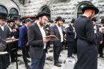 טויזנטער אידן ביים ציון הק' פון הרה"ק מבאבוב זצ"ל ליל ל"ג בעומר תשפ"ה