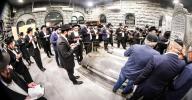 טויזנטער אידן ביים ציון הק' פון הרה"ק מבאבוב זצ"ל ליל ל"ג בעומר תשפ"ה