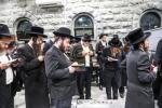 טויזנטער אידן ביים ציון הק' פון הרה"ק מבאבוב זצ"ל ליל ל"ג בעומר תשפ"ה