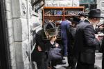 טויזנטער אידן ביים ציון הק' פון הרה"ק מבאבוב זצ"ל ליל ל"ג בעומר תשפ"ה