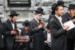 טויזנטער אידן ביים ציון הק' פון הרה"ק מבאבוב זצ"ל ליל ל"ג בעומר תשפ"ה