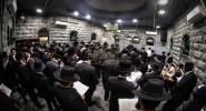 טויזנטער אידן ביים ציון הק' פון הרה"ק מבאבוב זצ"ל ליל ל"ג בעומר תשפ"ה