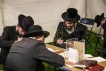 טויזנטער אידן ביים ציון הק' פון הרה"ק מבאבוב זצ"ל ליל ל"ג בעומר תשפ"ה