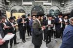 טויזנטער אידן ביים ציון הק' פון הרה"ק מבאבוב זצ"ל ליל ל"ג בעומר תשפ"ה
