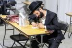 טויזנטער אידן ביים ציון הק' פון הרה"ק מבאבוב זצ"ל ליל ל"ג בעומר תשפ"ה