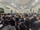 טויזנטער אידן ביים ציון הק' פון הרה"ק מבאבוב זצ"ל ליל ל"ג בעומר תשפ"ה