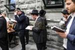 טויזנטער אידן ביים ציון הק' פון הרה"ק מבאבוב זצ"ל ליל ל"ג בעומר תשפ"ה