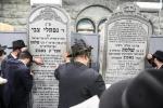 טויזנטער אידן ביים ציון הק' פון הרה"ק מבאבוב זצ"ל ליל ל"ג בעומר תשפ"ה