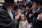 כ"ק אדמו"ר מצאנז שליט"א ביים ציון הרשב"י לכבוד די אפשערן פון א אור אייניקל
