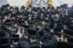 כ"ק אדמו"ר מצאנז שליט"א ביים ציון הרשב"י לכבוד די אפשערן פון א אור אייניקל