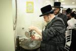 מעמד 'כולנו מסובין' - טיש פסח שני פאר תומכי קופת הקהילה והחזקת בו רחמסטריווקא בנשיאות כ''ק אדמו''ר מראחמסטריווקא שליט''א