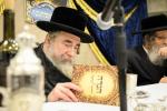 מעמד 'כולנו מסובין' - טיש פסח שני פאר תומכי קופת הקהילה והחזקת בו רחמסטריווקא בנשיאות כ''ק אדמו''ר מראחמסטריווקא שליט''א