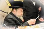 מעמד 'כולנו מסובין' - טיש פסח שני פאר תומכי קופת הקהילה והחזקת בו רחמסטריווקא בנשיאות כ''ק אדמו''ר מראחמסטריווקא שליט''א
