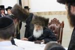 כ"ק אדמו"ר מדושינסקיא שליט"א מיט חסידים מוצאי שבת אין הר יונה
