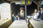המשפיע הרה"ח ר' מאיר נחמן אלחדד שליט"א, ל"ג בעומר ביינאכט אויף די ציון פון זיינע קינדערלעך ע"ה וואס זענען אומגעקומען ל"ג בעומר תשפ"א אין מירון