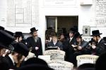 כ"ק אדמו"ר מסערעט וויזניץ שליט"א מתפלל ביים ציון פון הרה"ק אהבת ישראל מוויזניץ זצ"ל לרגל די יארצייט 