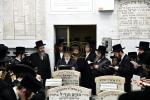 כ"ק אדמו"ר מסערעט וויזניץ שליט"א מתפלל ביים ציון פון הרה"ק אהבת ישראל מוויזניץ זצ"ל לרגל די יארצייט 